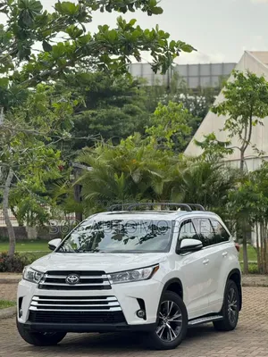 Toyota Highlander XLE 4x4 V6 (3.5L 6cyl 8A) 2017 White