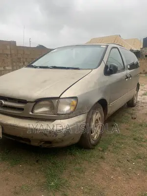 Toyota Sienna LE & 1 hatch 2000 Gold