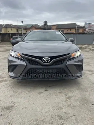 Toyota Camry SE FWD (2.5L 4cyl 8AM) 2018 Gray