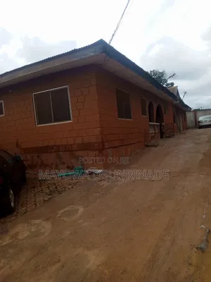 6bdrm Bungalow in Ologuneru for sale