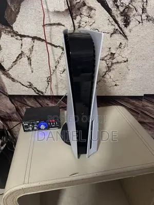 A Clean Ps5 With a Single Pad