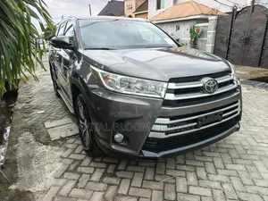 Toyota Highlander XLE 4x4 V6 (3.5L 6cyl 8A) 2017 Gray