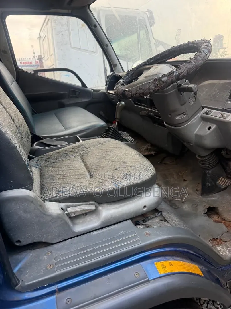 Mitsubishi Fuso Canter 2001 Blue
