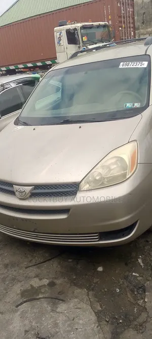 Toyota Sienna 2004 Gold