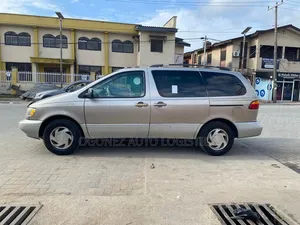 Toyota Sienna 2000 Gray