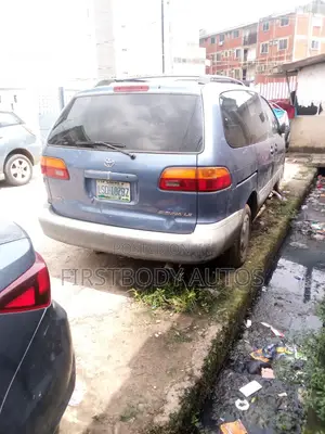 Toyota Sienna 2000 Gray