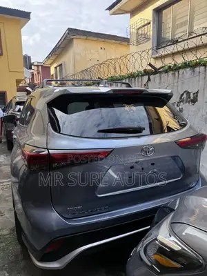 Toyota Highlander XLE 2021 Blue
