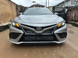Toyota Camry SE 2021 Silver