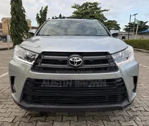 Toyota Highlander XLE 4x4 V6 (3.5L 6cyl 8A) 2018 Silver