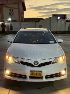 Toyota Camry SE V6 4dr Sedan (3.5L 6cyl 6A) 2012 White
