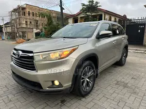 Toyota Highlander XLE V6 4x4 (3.5L 6cyl 6A) 2016 Gold