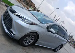 Toyota Sienna XLE 2022 Silver