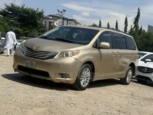 Toyota Sienna 2011 Gold