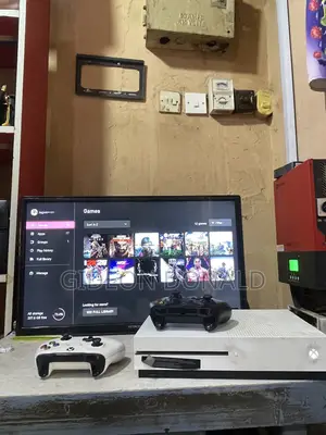 Xbox One S (PS4 Graphics)