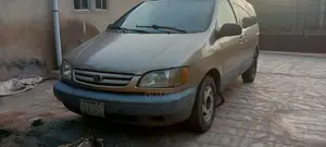 Toyota Sienna 2000 Gold