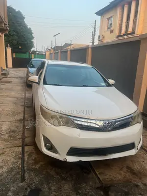 Toyota Camry XLE 4dr Sedan (2.5L 4cyl 6A) 2012 White