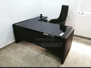 High Quality 1.6mtr Office Table With Glass Top