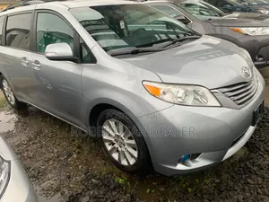 Toyota Sienna XLE 7 Passenger (3.5L 6cyl 6A) 2016 Blue