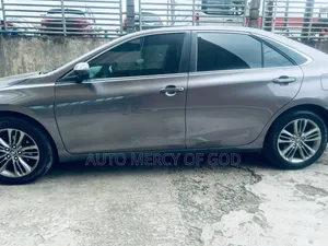Toyota Camry SE 4dr Sedan (2.5L 4cyl 6A) 2017 Gray