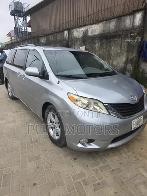 Toyota Sienna 2011 Silver