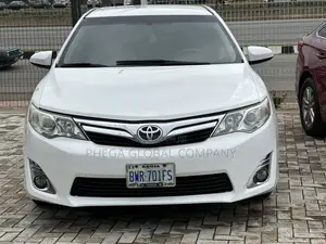 Toyota Camry LE 4dr Sedan w/Prod. End 11/13 (2.5L 4cyl 6A) 2014 White