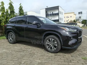 Toyota Highlander XLE 2022 Maroon