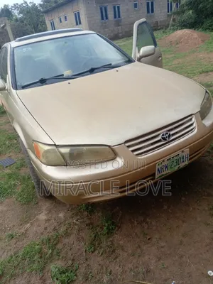 Toyota Camry LE 4dr Sedan (2.2L 4cyl 4A) 2000 Gold