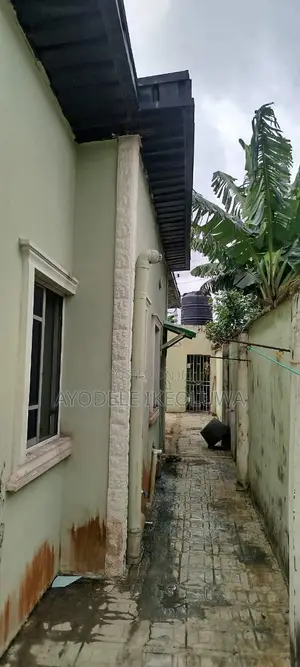 3bdrm Bungalow in Isuti Road, Igando / Ikotun/Igando for sale