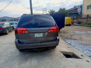 Toyota Sienna 2004 Gray