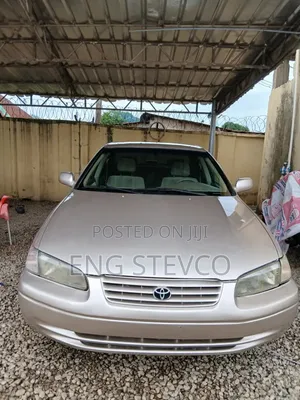 Toyota Camry 2000 Gold