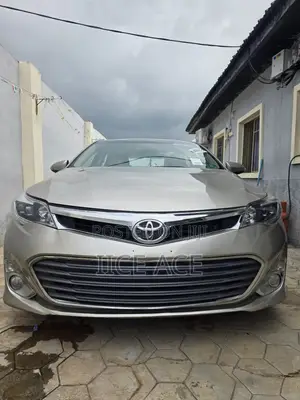 Toyota Avalon XLE Premium Sedan FWD (3.5L 6cyl 6A) 2013 Gold