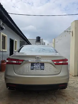 Toyota Avalon XLE Premium Sedan FWD (3.5L 6cyl 6A) 2013 Gold