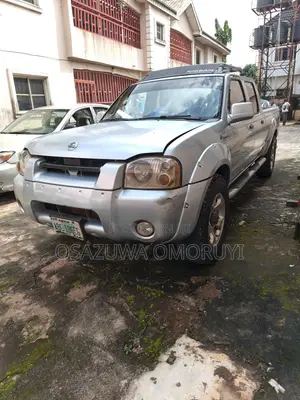 Nissan Frontier SC-V6 4x4 Long Bed Crew Cab 131 in. WB 2002 Gray