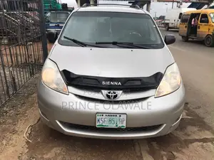 Toyota Sienna 2010 Gold