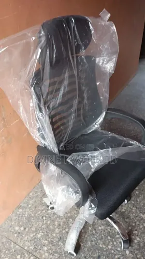Dealer on Swivel Office Chair