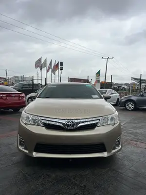 Toyota Camry XLE V6 4dr Sedan (3.5L 6cyl 6A) 2012 Gold