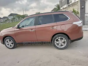 Mitsubishi Outlander SE 4dr SUV AWD (2.4L 4cyl CVT) 2014