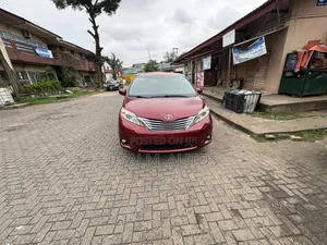 Toyota Sienna 2016 Red