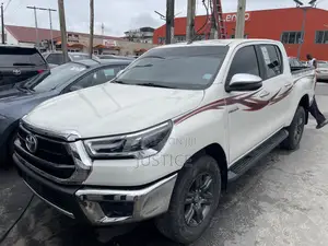 Toyota Hilux 2022 White