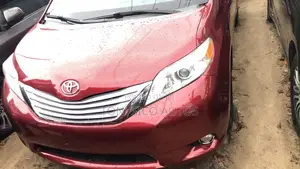 Toyota Sienna XLE 7-Passenger 4dr Minivan AWD (3.5L 6cyl 6A) 2014