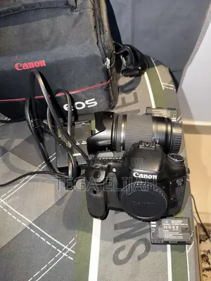 Canon EOS 7D DSLR Camera With 18-200mm