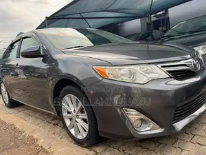 Toyota Camry XLE 4dr Sedan (2.5L 4cyl 6A) 2012 Gray