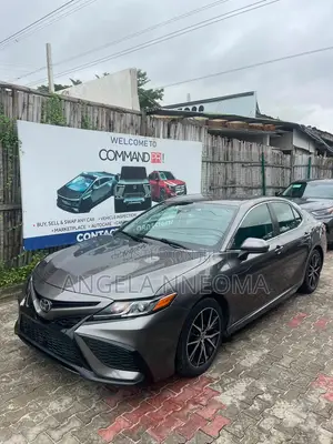 Toyota Camry SE 2021