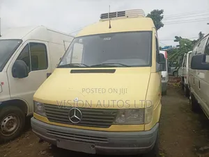 Mercedes-Benz Sprinter 2010 Yellow