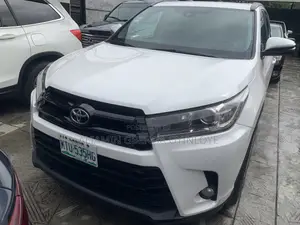Toyota Highlander SE 4x4 V6 (3.5L 6cyl 8A) 2018 White