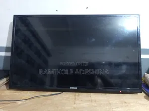 Samsung 32" LED TV – Broken Screen (Powers on Audio Works Perfect)