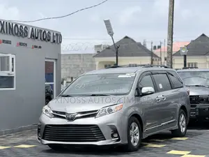 Toyota Sienna XLE (3.5L 6cyl 8A) 2018 Silver
