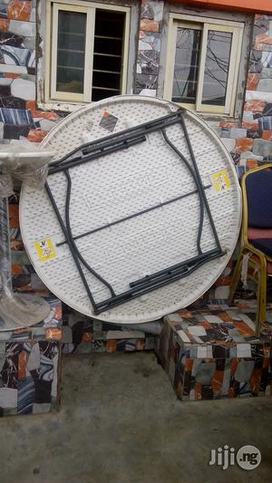 Round Plastic Tables