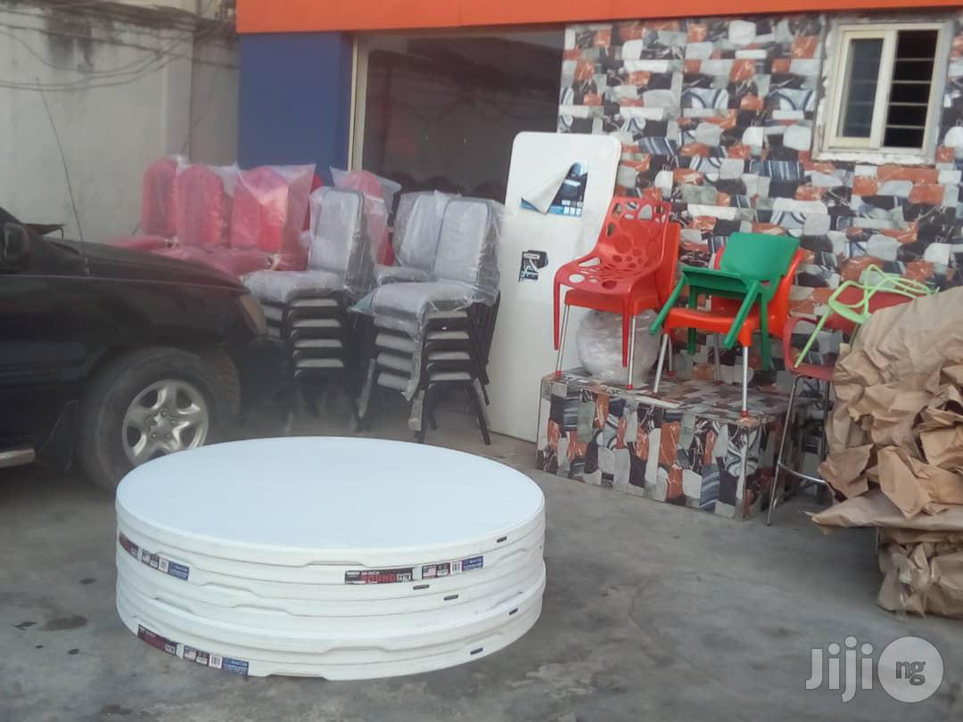 Round Plastic Tables