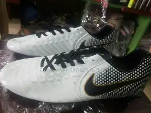 Nike Tiempo Size 45 Boot